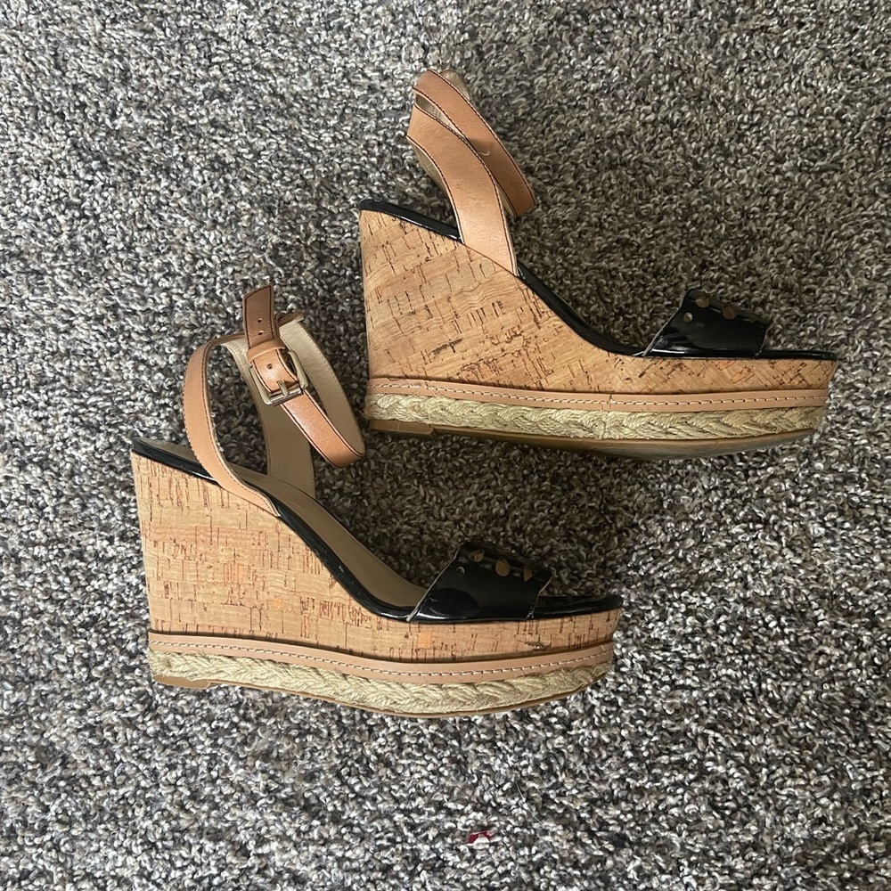 Nine West Cork Wedge Sandal With Patent Leather Cutout Size 8m - Image 4
